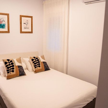 Hostal Tarantelo Conil โกนิล เด ลาฟรอนเตรา ภายนอก รูปภาพ