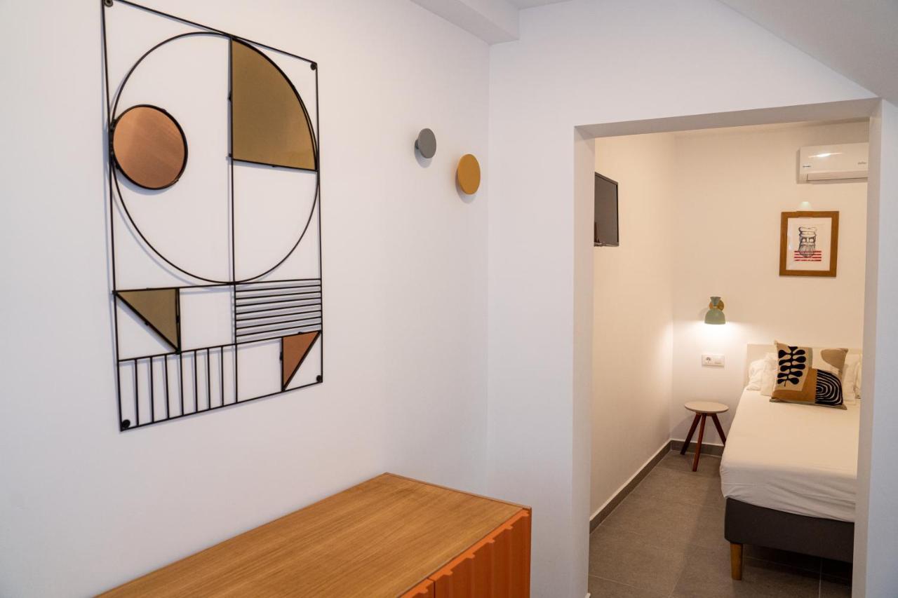 Hostal Tarantelo Conil โกนิล เด ลาฟรอนเตรา ภายนอก รูปภาพ