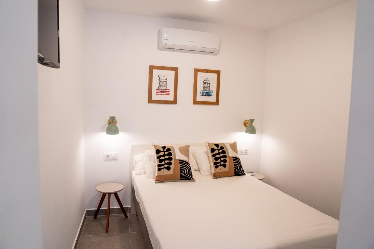 Hostal Tarantelo Conil โกนิล เด ลาฟรอนเตรา ภายนอก รูปภาพ
