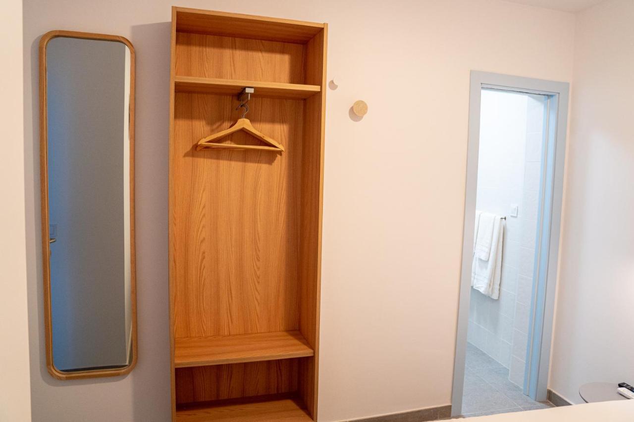Hostal Tarantelo Conil โกนิล เด ลาฟรอนเตรา ภายนอก รูปภาพ