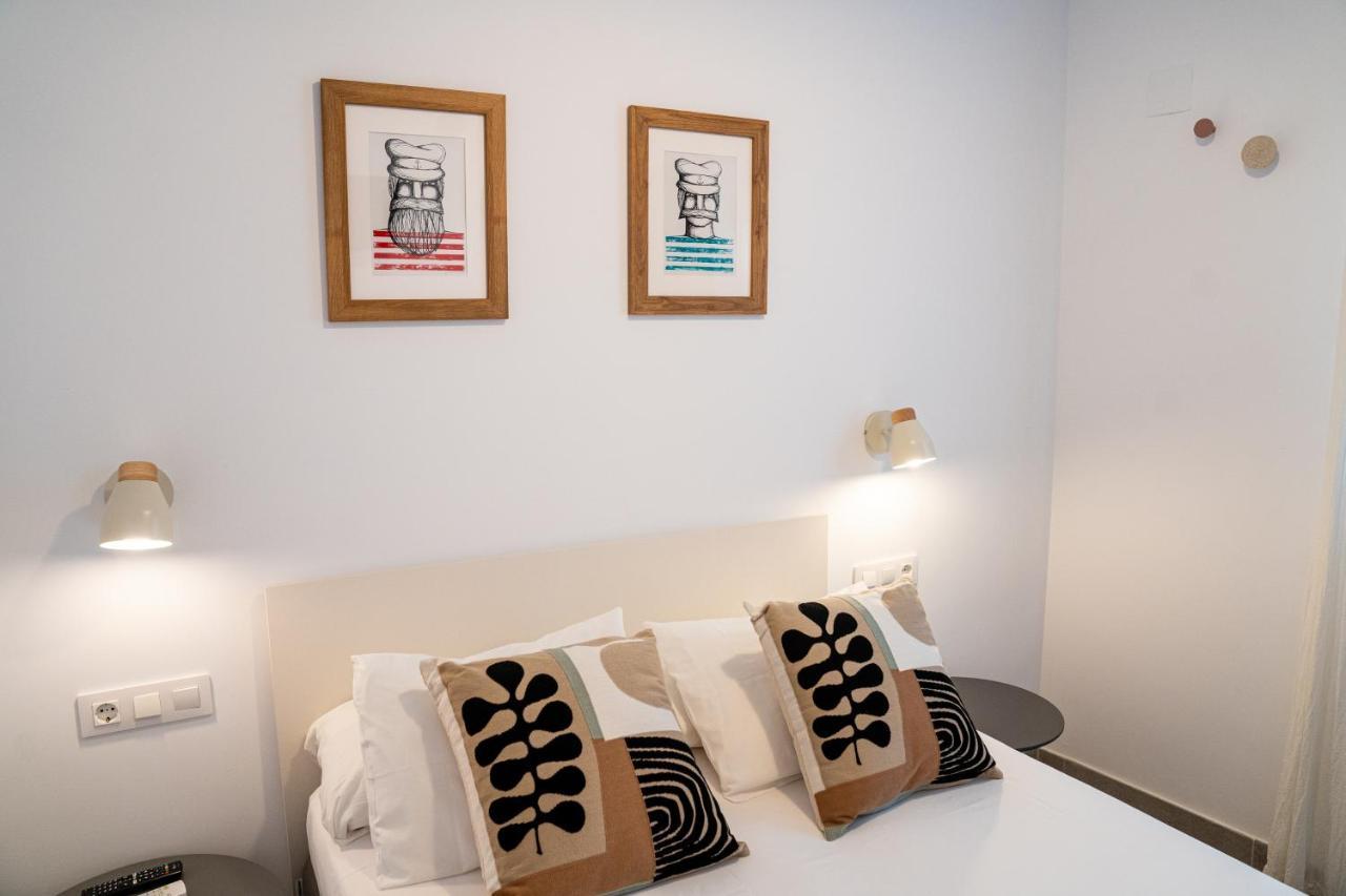 Hostal Tarantelo Conil โกนิล เด ลาฟรอนเตรา ภายนอก รูปภาพ