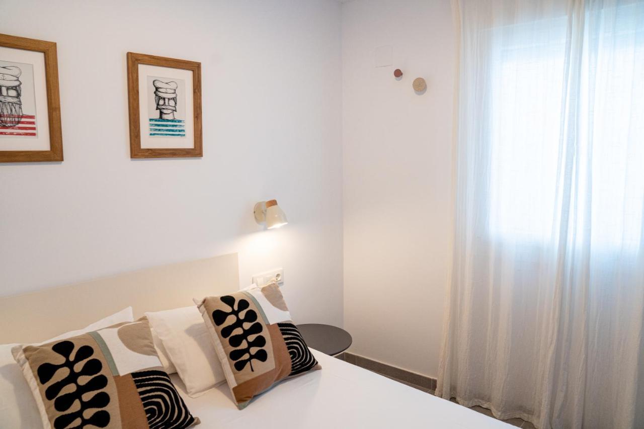 Hostal Tarantelo Conil โกนิล เด ลาฟรอนเตรา ภายนอก รูปภาพ