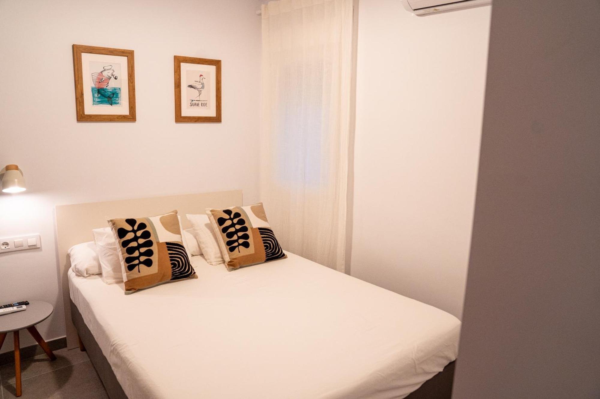 Hostal Tarantelo Conil โกนิล เด ลาฟรอนเตรา ภายนอก รูปภาพ