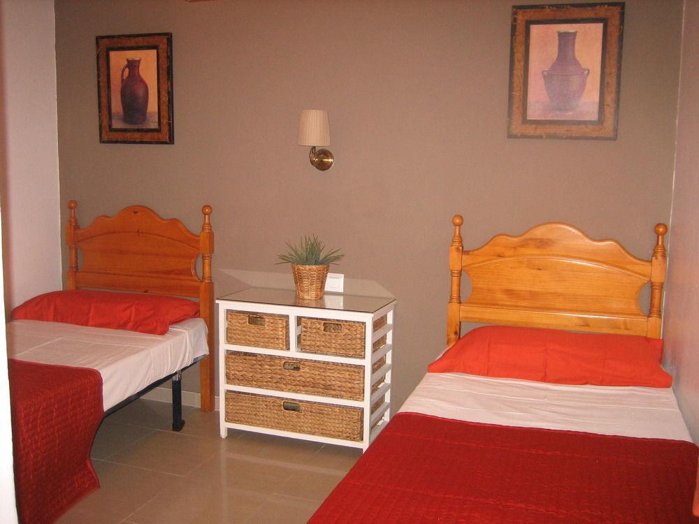 Hostal Tarantelo Conil โกนิล เด ลาฟรอนเตรา ภายนอก รูปภาพ