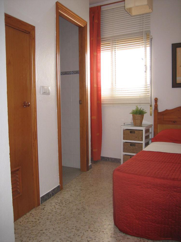 Hostal Tarantelo Conil โกนิล เด ลาฟรอนเตรา ภายนอก รูปภาพ
